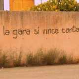 Una scritta che porta la firma dei dirigenti-tifosi dell'Ideale
